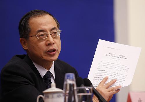 1月23日,在國務(wù)院新聞辦新聞發(fā)布會上,工業(yè)和信息化部黨組成員、總工程師、新聞發(fā)言人朱宏任介紹2012年工業(yè)通信業(yè)發(fā)展情況,并答記者問。在當天舉行的國務(wù)院新聞辦新聞發(fā)布會上,工業(yè)和信息化部黨組成員、總工程師、新聞發(fā)言人朱宏任表示,對于工業(yè)排放和空氣污染的問題,工信部2013年將著力推動六個方面的工作:第一,加大淘汰落后產(chǎn)能的力度;第二,提高重點行業(yè)的準入門檻;第三,提升行業(yè)的清潔生產(chǎn)水平;第四,著力提升機動車污染防治水平;第五,推動工業(yè)產(chǎn)品的生態(tài)設(shè)計;第六,促進環(huán)保裝備產(chǎn)業(yè)的發(fā)展。新華社記者 王申 攝