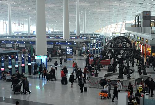 1月23日,北京首都國(guó)際機(jī)場(chǎng)3號(hào)航站樓內(nèi)旅客進(jìn)出有序,未現(xiàn)擁堵。當(dāng)日,北京出現(xiàn)大霧天氣,但截至下午四點(diǎn)半記者發(fā)稿時(shí),除個(gè)別航班延誤或取消外,北京首都國(guó)際機(jī)場(chǎng)進(jìn)出港航班基本起落正常。新華社記者 羅曉光 攝