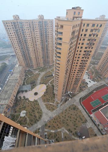 長(zhǎng)沙市區(qū)一處新建的保障房小區(qū)(1月23日攝)。日前,從長(zhǎng)沙市住房保障局了解到,2012年長(zhǎng)沙市保障性住房和各類棚戶區(qū)改造開工建設(shè)37333套,為年度建設(shè)計(jì)劃的137.09%,基本建成33247套(其中竣工26332套),為年度建設(shè)計(jì)劃的122.09%。據(jù)長(zhǎng)沙市住房保障局的初步統(tǒng)計(jì)顯示,2008-2012年,長(zhǎng)沙市各類保障性住房建設(shè)20多萬(wàn)套(不含城區(qū)農(nóng)民安置房),已保障住房困難家庭18萬(wàn)多戶。目前,長(zhǎng)沙的住房保障正在從經(jīng)適房、廉租房保障逐步發(fā)展到公租房、限價(jià)房、棚改安置房和農(nóng)村危改房保障的多重保障體系。新華社記者 龍弘濤 攝