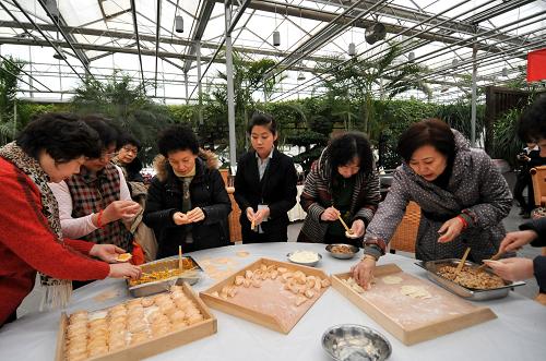 1月23日,會(huì)員們與工作人員中午在一起包餃子。當(dāng)日,天津市首個(gè)會(huì)員制宜老社區(qū)迎來為期7天的體驗(yàn)式入住。在體驗(yàn)式入住期間,老人們不僅能參觀體驗(yàn)到酒店式會(huì)所、健身房、游泳池、社區(qū)醫(yī)院、高爾夫球場(chǎng)等硬件設(shè)施,也能享受到購物、游覽時(shí)隨行管家全程陪同等特色服務(wù)。新華社發(fā)(張晨霖?cái)z)