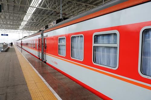 1月23日,貴陽開往廣州的列車??吭谛滦藿ǖ母哒九_(tái)旁。新華社記者 劉續(xù) 攝