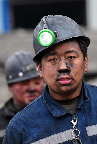 1月23日,兩名救援隊員從井下工作歸來。新華社記者 楊楹 攝