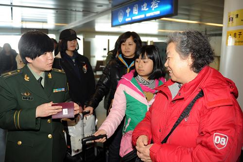 1月24日,在長春龍嘉國際機場,邊檢執(zhí)法人員在核對入境人員身份信息。新華社記者 林宏 攝