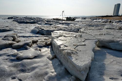 1月24日,一艘漁船在秦皇島市海港區(qū)西浴場附近被海冰包圍。新華社記者 楊世堯 攝