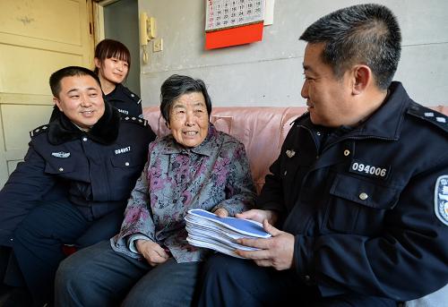 1月24日,76歲的胡玉芬(右二)老人將她制作的鞋墊贈(zèng)送給秦皇島市開發(fā)區(qū)中心派出所教導(dǎo)員王澎濤手中。當(dāng)日,秦皇島市開發(fā)區(qū)中心派出所的干警來到山海關(guān)船廠社區(qū)胡玉芬老人家,再次為老人送來了米、面、油等生活用品。據(jù)派出所所長(zhǎng)陳磊介紹,胡玉芬老人家庭貧困,又有個(gè)患有精神疾病的兒子,幾年來一直都是派出所民警們的重點(diǎn)幫扶對(duì)象。臨近春節(jié),老人考慮到民警們頂風(fēng)雪冒嚴(yán)寒在街上執(zhí)勤巡邏特別辛苦,便走出家門到附近的服裝廠撿拾廢棄的材料,通過為民警們制作鞋墊的方式表達(dá)她對(duì)派出所民警的感激之情。新華社記者 楊世堯 攝