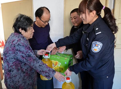 1月24日,秦皇島市開發(fā)區(qū)中心派出所民警看望76歲的困難老人胡玉芬(左一)。新華社記者 楊世堯 攝