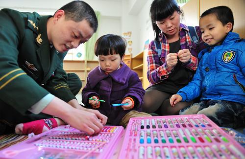 1月24日,中華社會(huì)救助基金會(huì)下設(shè)的微博打拐公益基金工作人員與晉江邊防民警一同為被拐兒童江紫萱(左二)和江秉義(右一)示范學(xué)習(xí)用品的使用方法。 當(dāng)日,中華社會(huì)救助基金會(huì)下設(shè)的微博打拐公益基金工作人員和社會(huì)各界愛心人士來到福建晉江市育嬰院進(jìn)行慰問看望被拐賣兒童公益活動(dòng)。連日來,寄養(yǎng)在福建晉江市育嬰院里的24名被拐賣兒童受到社會(huì)各界的廣泛關(guān)注。由于這24名孩子并非棄嬰,也不是無監(jiān)護(hù)人的嬰兒,因此在法律上一直無法辦理認(rèn)養(yǎng)手續(xù),孩子們重新找回家庭溫暖陷入尷尬狀況。調(diào)查中記者發(fā)現(xiàn),雖然晉江育嬰院有著較好的物質(zhì)條件,但孩子們最需要的是來自父母的愛。 據(jù)民政部門介紹,一直以來,泉州民政部門每年都撥款近百萬元用于孩子們的日常學(xué)習(xí)和生活。同時(shí),社會(huì)各界開始愛心接力,希望能幫助孩子們?cè)琰c(diǎn)找到親生父母,實(shí)現(xiàn)回家過年的愿望。目前,公安部也正在同民政部協(xié)商,修改和細(xì)化現(xiàn)有規(guī)定,讓被拐兒童能有一個(gè)穩(wěn)定的“家”。新華社記者 魏培全 攝