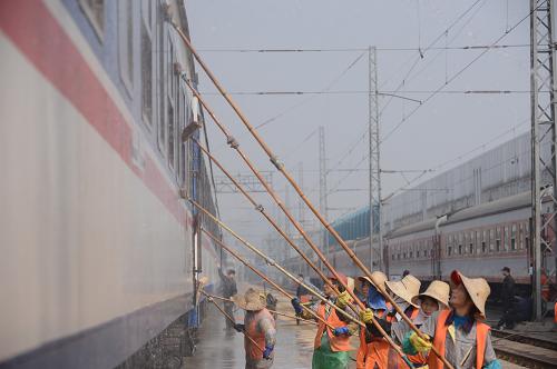 1月25日,在南昌鐵路局客技站倉庫內(nèi),工作人員在清洗列車。為迎接2013年鐵路春運,南昌鐵路局客運段提前在南昌、九江、鷹潭3個整備倉庫添置124.9萬元列車備品,包括臥具、移動備品、消耗品,以保證旅客臥具更換和旅途之需。同時,投入資金添置煤柴、餐料,確保列車水、暖、餐飲供應(yīng)。新華社記者 周密 攝