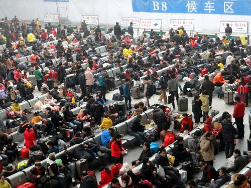 1月25日,旅客在蘇州火車(chē)站候車(chē)大廳等候乘車(chē)。為期40天的2013年春運(yùn)將于1月26日正式啟動(dòng)。春運(yùn)期間,全國(guó)旅客發(fā)送量將達(dá)到34.07億人次,比上年春運(yùn)實(shí)際完成增長(zhǎng)8.6%,其中鐵路旅客發(fā)送量約2.25億人次,增長(zhǎng)4.6%。新華社發(fā)(王建康 攝)