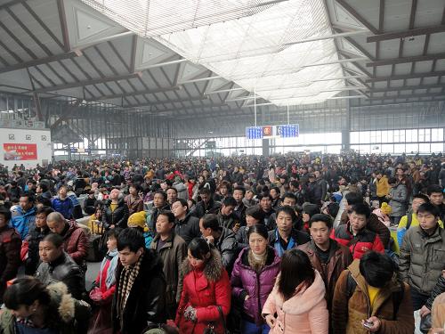 1月25日,蘇州火車(chē)站候車(chē)大廳內(nèi)人頭攢動(dòng)。 新華社發(fā)(王建康 攝)