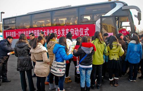 1月25日,放假回家的學(xué)生在天津師范大學(xué)院內(nèi)登上天津市交通集團(tuán)長(zhǎng)途客運(yùn)大巴準(zhǔn)備前往北京西站乘坐火車。當(dāng)日,260余名返鄉(xiāng)過(guò)年學(xué)生乘坐天津市交通集團(tuán)5輛長(zhǎng)途客運(yùn)大巴從天津師范大學(xué)院出發(fā),奔赴北京西站。據(jù)了解,受天津火車站始發(fā)車次較少等局限,很多在津上學(xué)的異地學(xué)生購(gòu)買了北京各站的返程火車票,為方便學(xué)生及時(shí)、安全乘車,天津市交通集團(tuán)開通了校園直通車,將學(xué)生從學(xué)校直接送到北京各火車站。新華社記者張超群攝