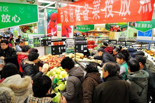 1月25日,市民在蘭州一家超市的儲備菜銷售點(diǎn)選購儲備蔬菜。春節(jié)臨近,針對節(jié)前蔬菜價格明顯上漲的實(shí)際,甘肅省于當(dāng)日開始在全省14個市州投放總量為5.39萬噸的冬春儲備菜,以增加節(jié)日市場蔬菜供應(yīng),穩(wěn)定蔬菜價格。記者從甘肅省商務(wù)廳獲悉,甘肅省已選擇近30家蔬菜儲備物流企業(yè),在全省儲備蔬菜5.39萬噸,涉及馬鈴薯、洋蔥、大白菜等10多個品種。儲備菜投放從即日起持續(xù)到3月31日結(jié)束,將分時段投放甘肅各地城區(qū)市場,地方政府按照每噸500元的標(biāo)準(zhǔn)對企業(yè)予以補(bǔ)貼。新華社記者 陳斌 攝