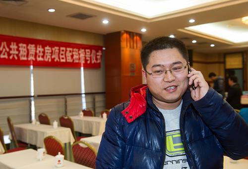 1月25日,來京工作近6年、戶籍在山西呂梁的李帥得知自己搖號得中后,第一時間給妻子打電話報喜。新華社記者 羅曉光 攝