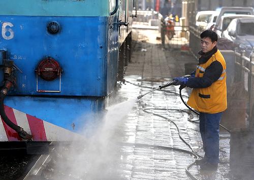 1月25日,鄭州鐵路局機(jī)務(wù)段工人在清洗剛剛運(yùn)行回庫(kù)的機(jī)車。據(jù)介紹,2013年春運(yùn)鄭州鐵路局預(yù)計(jì)發(fā)送旅客954萬(wàn)人次,同比增長(zhǎng)6.9%。為了確保春運(yùn)安全有序,該局已對(duì)投入春運(yùn)的142列2379輛車底、1155臺(tái)機(jī)車進(jìn)行了整備,對(duì)線路、接觸網(wǎng)、信號(hào)機(jī)及車站各類服務(wù)設(shè)施進(jìn)行檢查整修,對(duì)從路局機(jī)關(guān)和各單位抽調(diào)的2600多名臨時(shí)乘務(wù)人員進(jìn)行了培訓(xùn)。新華社發(fā)(祝慶 攝)