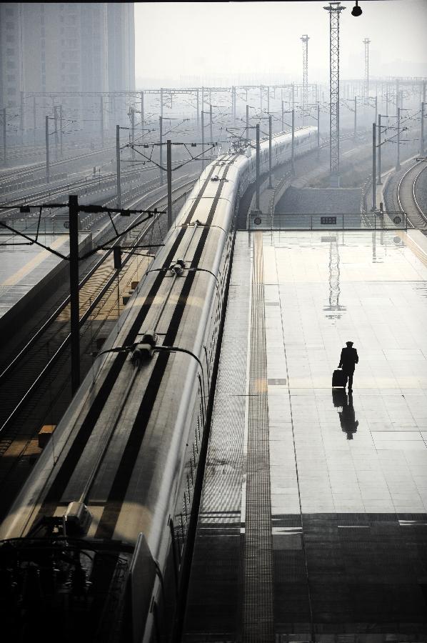 1月26日,一輛高鐵列車從武漢火車站開出。新華社記者 郝同前 攝