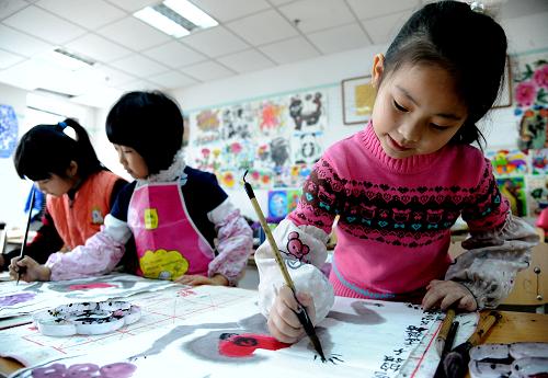 1月26日,小學(xué)生們在沈陽市兒童活動中心練習(xí)繪畫。 今年1月中旬開始,沈陽市小學(xué)生的寒假如期而至。沈陽市兒童活動中心近期迎來了眾多到此參加課外學(xué)習(xí)的小學(xué)生。舞蹈、跆拳道、手風(fēng)琴、美術(shù)等興趣班人氣火爆。 新華社發(fā)(張文魁 攝)
