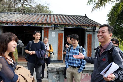 1月26日,香港孔子學(xué)院院長(zhǎng)朱鴻林教授(右一)在香港元朗屏山文物徑楊侯古廟為考察團(tuán)成員講解。當(dāng)日,香港孔子學(xué)院首次舉辦中國(guó)文化考察之旅活動(dòng)??疾靾F(tuán)成員先后參觀了位于香港新界元朗和粉嶺兩條著名文物徑的十多處文物古跡。孔子學(xué)院院長(zhǎng)朱鴻林教授擔(dān)任領(lǐng)隊(duì)和講解,來(lái)自香港理工大學(xué)及孔子學(xué)院的20多位學(xué)員及學(xué)者參加考察。新華社記者李鵬攝
