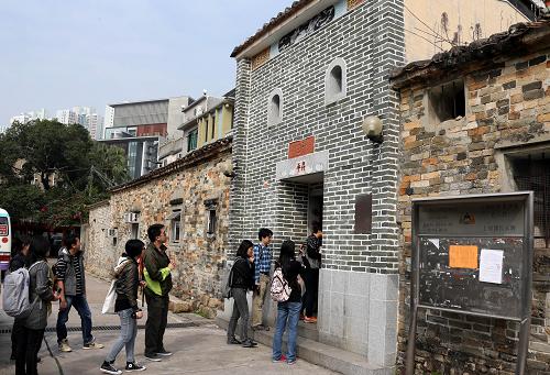 1月26日,考察團(tuán)成員在香港元朗屏山文物徑上璋圍參觀考察。新華社記者李鵬攝