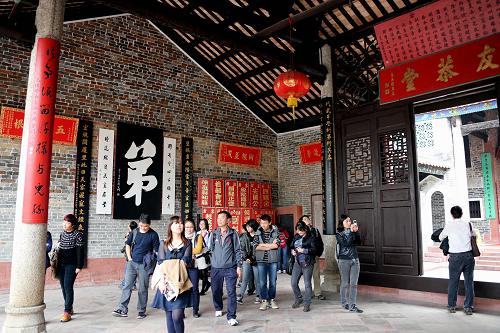 1月26日,考察團(tuán)成員在香港元朗廈村鄧氏宗祠參觀考察。新華社記者李鵬攝