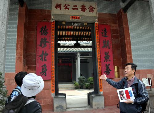 1月26日,香港孔子學(xué)院院長(zhǎng)朱鴻林教授(右)在香港元朗屏山文物徑愈喬二公祠為考察團(tuán)成員講解。新華社記者李鵬攝