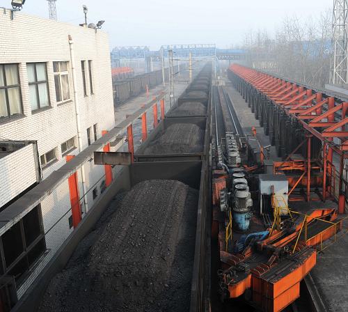 1月28日,在大秦鐵路車務(wù)段柳村南站,待翻卸的大秦電煤重車駛?cè)敕嚈C(jī)房。新華社發(fā)(王曉 攝)