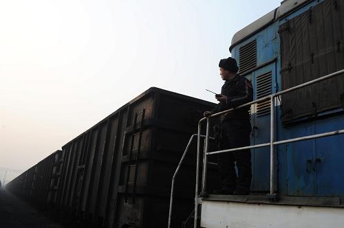 1月28日,大秦鐵路車務(wù)段秦皇島東站調(diào)車組調(diào)車長(zhǎng)褚立奎在進(jìn)行車輛牽引作業(yè)。 新華社發(fā)(王曉 攝)