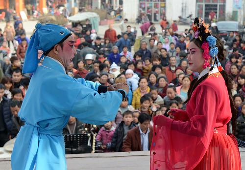 1月29日,新余市文化局演員在“三下鄉(xiāng)”活動現(xiàn)場為群眾表演采茶戲。當(dāng)日,江西新余市2013年新春“三下鄉(xiāng)”集中示范活動在渝水區(qū)羅坊鎮(zhèn)啟動。來自文化、科技、衛(wèi)生等部門的專家和文藝工作者為群眾表演節(jié)目,發(fā)放農(nóng)業(yè)科技、醫(yī)療健康等方面書籍,免費書寫春聯(lián)等,受到群眾歡迎。新華社發(fā)(凌厚祥攝)