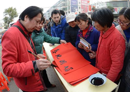 1月29日,新余市文聯(lián)的書法家在“三下鄉(xiāng)”活動現(xiàn)場為群眾寫春聯(lián)。新華社發(fā)(凌厚祥攝)