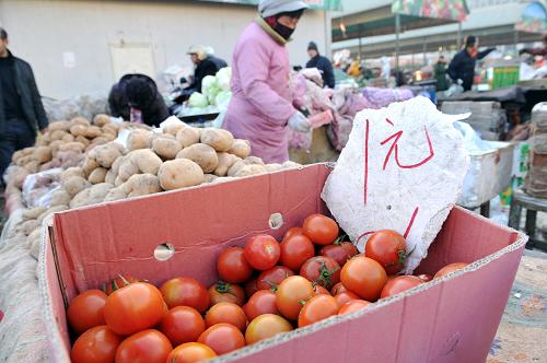 1月29日,在寧夏銀川北環(huán)蔬菜批發(fā)市場內(nèi),一位商販在銷售西紅柿。新華社記者 彭昭之 攝