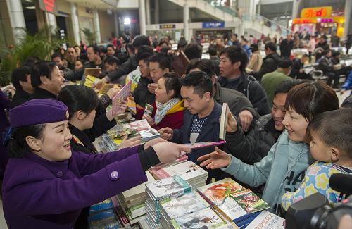 1月29日,工作人員在重慶市火車北站向旅客發(fā)放書刊讀物。據(jù)了解,重慶出版集團(tuán)當(dāng)日在重慶市火車北站的候車室內(nèi)向旅客發(fā)放300多個(gè)品種、價(jià)值10萬(wàn)余元的近6000冊(cè)圖書。當(dāng)日,由中宣部出版局、新聞出版總署出版管理司等單位組織的“好書刊進(jìn)基層”活動(dòng)在全國(guó)各地啟動(dòng)。按照中央有關(guān)部委的統(tǒng)一部署,廣大出版發(fā)行單位將開展“好書刊進(jìn)基層”“好書刊惠群眾”等各種形式的活動(dòng),以豐富群眾文化生活。新華社記者 陳誠(chéng) 攝