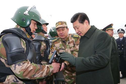 1月29日,中華民族的傳統(tǒng)節(jié)日春節(jié)來臨之際,中共中央總書記、中共中央軍委主席習(xí)近平到武警部隊視察,代表黨中央、國務(wù)院和中央軍委,向武警部隊全體官兵致以節(jié)日的問候。這是習(xí)近平在武警北京市總隊十三支隊察看部隊裝備。新華社記者 李剛 攝