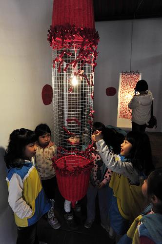 2月1日,在臺北市萬華區(qū)剝皮寮歷史街區(qū),小朋友將新年愿望寫在祈愿燈籠上。近日,臺北市萬華區(qū)剝皮寮歷史街區(qū)舉辦“紙在太陽回來的路上”春節(jié)系列活動,二十位紙藝藝術(shù)家創(chuàng)作的年味十足的燈籠和剪紙藝術(shù)作品吸引了不少游客參觀。新華社發(fā)(吳景騰 攝)