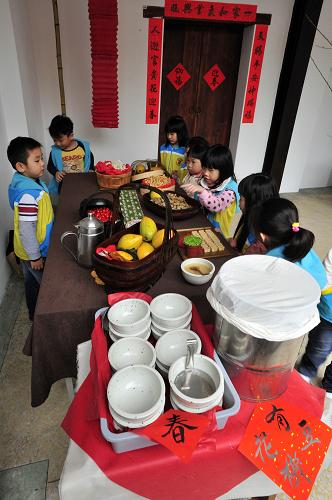 2月1日,小朋友在臺北市萬華區(qū)剝皮寮歷史街區(qū)參觀“年節(jié)客廳”。新華社發(fā)(吳景騰 攝)