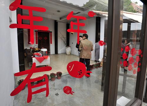 2月1日,觀眾在臺北市萬華區(qū)剝皮寮歷史街區(qū)參觀創(chuàng)意造型燈籠及剪紙藝術(shù)展。新華社發(fā)(吳景騰 攝)