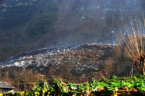 這是2月1日拍攝的大火山滑坡山體。云南省鎮(zhèn)雄縣中屯鎮(zhèn)頭屯村水塘村民組大火山屬鎮(zhèn)雄縣地質(zhì)災(zāi)害監(jiān)測點,該災(zāi)害點1月28日出現(xiàn)明顯的山體地質(zhì)變化,開始發(fā)生山體崩塌和滑坡。目前,山體崩塌和滑坡呈進一步加劇趨勢。據(jù)初步統(tǒng)計,災(zāi)害導(dǎo)致35間民房倒塌、水塘小學(xué)和928間民房開裂,共威脅到190戶712人生命財產(chǎn)安全。災(zāi)區(qū)上千名群眾在第一時間得到安全轉(zhuǎn)移,按照國家有關(guān)標(biāo)準(zhǔn),在過渡安置期間,受災(zāi)群眾每人每天獲12.5元生活補貼。事故原因尚在調(diào)查中。新華社記者 秦晴 攝