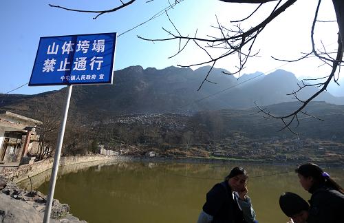 2月1日,中屯鎮(zhèn)頭屯村水塘村民組,醒目警示牌在大火山前豎起。新華社記者 秦晴 攝