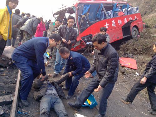 2月1日,救援人員在車禍現(xiàn)場搶救傷者。新華社發(fā)(瀘州新聞網(wǎng)供圖)