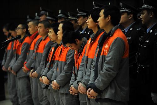 2月3日,部分被告人在法庭上接受審判。當(dāng)日,備受關(guān)注的“3·10”特大跨境電信詐騙案在北京市朝陽區(qū)人民法院一審宣判,91名被告人因犯詐騙罪分別被判處8年至1年半不等的有期徒刑,并處8000元至2000元不等的罰金。法院經(jīng)審理查明,2011年3月至6月間,彭發(fā)榮等91人先后在印度尼西亞、柬埔寨、馬來西亞等地參加他人組織的針對內(nèi)地居民的詐騙組織。該組織冒充內(nèi)地中國電信工作人員或者法院、公安局、檢察院等國家機(jī)關(guān)工作人員,通過電信技術(shù)手段向內(nèi)地不特定多數(shù)人群發(fā)語音電話、接打電話,虛構(gòu)被害人名下電話欠費(fèi)、信用卡透支、身份信息泄露、需要對被害人名下存款進(jìn)行對賬或調(diào)查、需要對財產(chǎn)進(jìn)行加密保護(hù)、在法院被訴訟、名下的信用卡涉嫌犯罪、需要對其財產(chǎn)進(jìn)行公證或保全等事由,誘導(dǎo)被害人進(jìn)行轉(zhuǎn)賬或匯款,造成多名被害人財產(chǎn)損失。新華社記者 公磊 攝