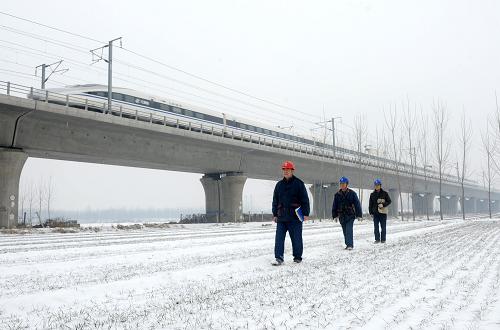 2月5日,河北邢臺(tái)供電公司輸電運(yùn)檢工區(qū)的線(xiàn)路巡視員從京廣高鐵橋下走過(guò)。當(dāng)日,河北邢臺(tái)出現(xiàn)降雪天氣,河北邢臺(tái)供電公司輸電運(yùn)檢工區(qū)緊急組織工作人員對(duì)轄區(qū)京廣鐵路供電線(xiàn)路及沿線(xiàn)電力鐵塔進(jìn)行巡查,確保京廣高鐵供電暢通,為“平安春運(yùn)”保駕護(hù)航。新華社發(fā)(朱旭東 攝)