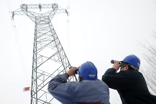 2月5日,河北邢臺(tái)供電公司輸電運(yùn)檢工區(qū)的線(xiàn)路巡視員在查看京廣高鐵電力鐵塔的運(yùn)行狀態(tài)。新華社發(fā)(朱旭東 攝)