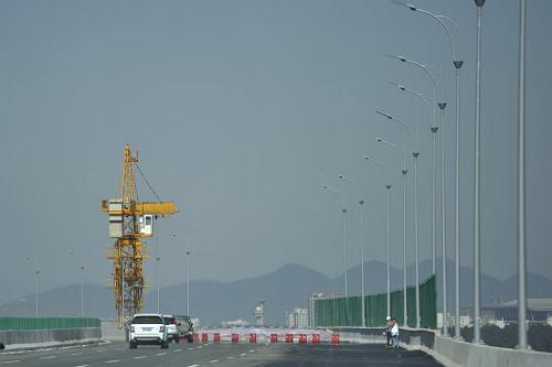 2月5日,汽車在剛開(kāi)通的龍洞堡大道上行駛。當(dāng)日,貴陽(yáng)市“三環(huán)十六射”骨架路網(wǎng)中的最后四條“射線”建成通車,這標(biāo)志著貴陽(yáng)中心城區(qū)城市骨架路網(wǎng)建設(shè)的全面完成。據(jù)悉,貴陽(yáng)市“三環(huán)十六射”骨架路網(wǎng)自2007年起開(kāi)始建設(shè),全長(zhǎng)121公里,雙向四車道,設(shè)計(jì)時(shí)速100公里/小時(shí),環(huán)線內(nèi)面積達(dá)500多平方公里。新華社記者 歐東衢 攝