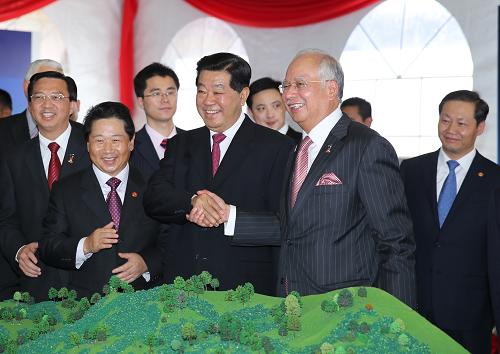 2月5日,中國全國政協(xié)主席賈慶林在馬來西亞關(guān)丹與馬來西亞總理納吉布共同出席馬中關(guān)丹產(chǎn)業(yè)園啟動儀式。這是賈慶林在馬來西亞總理納吉布陪同下參觀產(chǎn)業(yè)園規(guī)劃展。新華社記者 姚大偉 攝