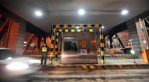 2月9日凌晨,一輛汽車(chē)駛過(guò)京港澳高速的長(zhǎng)沙星沙收費(fèi)站。新華社記者 李尕 攝