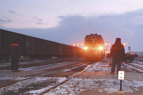 2月9日,內(nèi)蒙古通遼鐵路車輛段南運(yùn)用車間的檢車員目送一列貨物列車駛過。 當(dāng)日是農(nóng)歷除夕,內(nèi)蒙古通遼鐵路車輛段南運(yùn)用車間的檢車員們冒著嚴(yán)寒堅(jiān)守工作崗位,精心檢查過往列車,確保節(jié)日鐵路運(yùn)輸安全。新華社發(fā)(宮文波 攝)