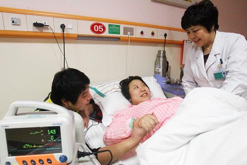 2月9日,河北省秦皇島市婦幼醫(yī)院的醫(yī)護(hù)人員在為一名待產(chǎn)媽媽進(jìn)行產(chǎn)前監(jiān)測和心理疏導(dǎo)。當(dāng)日是農(nóng)歷除夕,秦皇島市婦幼醫(yī)院的醫(yī)護(hù)人員堅(jiān)守崗位,在節(jié)日期間為待產(chǎn)媽媽和新生兒媽媽帶來產(chǎn)前和產(chǎn)后的特別呵護(hù)。新華社發(fā)(劉光昱 攝)
