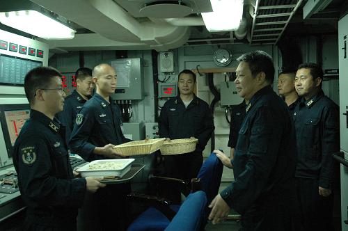 2月9日,第十三護(hù)航編隊(duì)政委卓怡新在集控室給正在值班的官兵送去餃子和糕點(diǎn)。當(dāng)天,海軍第十三批護(hù)航編隊(duì)官兵在“黃山”艦餐廳包餃子,歡度除夕。海軍第十三批護(hù)航編隊(duì)11月9日從廣東湛江起航赴亞丁灣、索馬里海域執(zhí)行護(hù)航任務(wù)。截至目前,第十三批護(hù)航編隊(duì)已成功完成25批105艘商船的護(hù)航任務(wù)。新華社記者 朱紹斌 攝