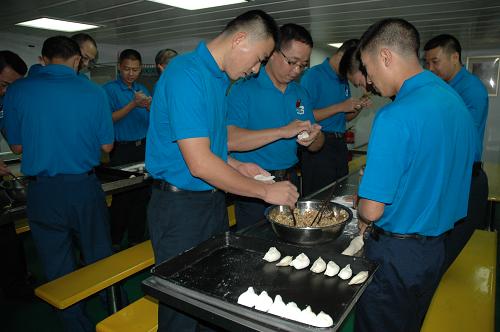 2月9日,海軍第十三批護(hù)航編隊(duì)官兵在“黃山”艦餐廳包餃子,歡度除夕。新華社記者 朱紹斌 攝