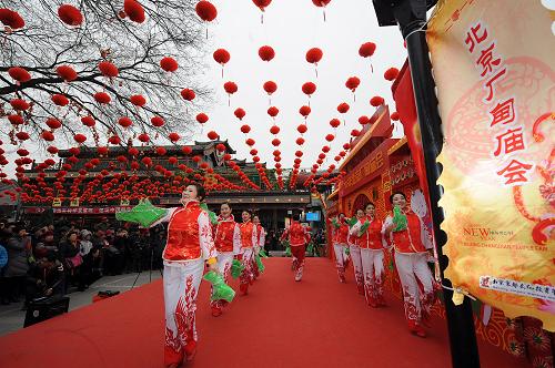 2月10日,北京西城社區(qū)居民在廠甸廟會(huì)跳起新編秧歌歡度春節(jié)。新華社記者 張旭 攝
