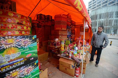 2月10日,成都市區(qū)一煙花爆竹銷售點(diǎn),銷售員在守?cái)偟瓤?。春?jié)期間本是煙花爆竹銷售的旺季,但記者當(dāng)日走訪成都市區(qū)多家煙花爆竹銷售點(diǎn)了解到,今年春節(jié)不少銷售點(diǎn)銷量比往年減少近6成。據(jù)商家介紹,春節(jié)期間高速公路實(shí)行免費(fèi)通行,眾多成都市民選擇外出過(guò)年是造成購(gòu)買(mǎi)量下降的主要原因,而前段時(shí)間持續(xù)的霧霾天氣也造成市民購(gòu)買(mǎi)意愿下降。新華社記者 李橋橋 攝