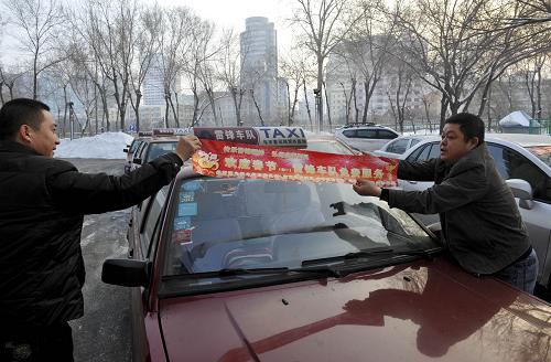 2月10日,烏魯木齊市雷鋒車(chē)隊(duì)的出租車(chē)貼上統(tǒng)一的車(chē)標(biāo)準(zhǔn)備出發(fā)。當(dāng)日是農(nóng)歷大年初一,新疆烏魯木齊市雷鋒車(chē)隊(duì)的48輛出租車(chē)再次駛上街頭免費(fèi)接送乘客。雷鋒車(chē)隊(duì)成立于2003年,在每年的大年初一、勞動(dòng)節(jié)、國(guó)慶節(jié)、古爾邦節(jié)等節(jié)假日及每年3月的“學(xué)雷鋒日”免費(fèi)接送乘客已成為一種慣例,多年來(lái)車(chē)隊(duì)免費(fèi)接送的乘客已達(dá)數(shù)萬(wàn)人次。新華社記者 江文耀 攝